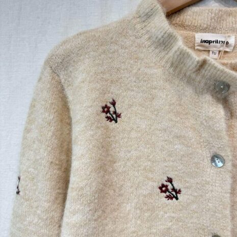Cardigan flores bordadas hombro